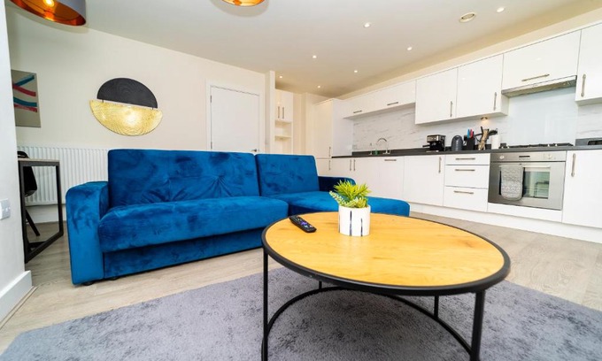 Reading Apartment | Elegant 2 Bedroom Flat Near Green Park & Stadium - Pet Friendly