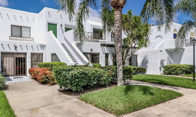 Central Naples Condo | Prime 2BR/2BA Condo with Pool in Naples - Guest Rated 9.8