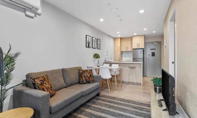 Auckland Central Business District Apartment | Inviting Apartment with Amazing Views near Sky Tower
