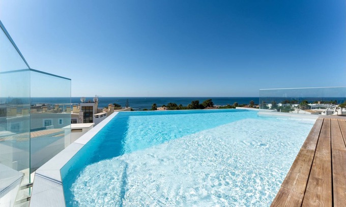 Olhos D'Agua Apartment | Stylish 3 BDR Flat with Rooftop Pool by LovelyStay