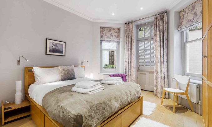Chelsea Apartment | Exceptional 3-Bed Flat with Spa in Chelsea's Heart