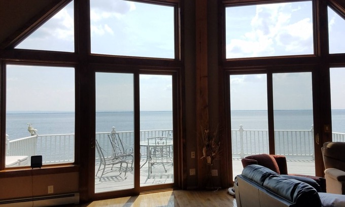 Cleveland Apartment | Idyllic Lakefront Getaway with Pool and Breakfast on Oneida