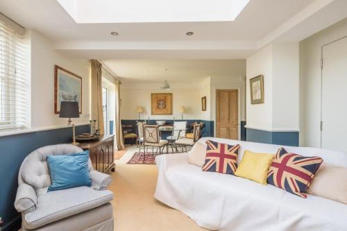 Trumpington House | Stylish 3 Bedroom Home with Terrace & Family-Friendly Perks