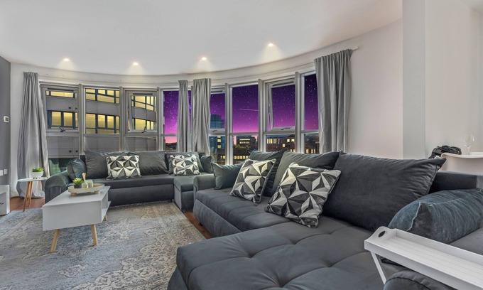 Nottingham City Centre Apartment | Stunning 3BR City View Apt W/Parking+WiFi