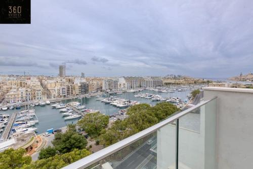 Pieta Apartment | Stylish 3BR Penthouse With Harbour Views by 360 Estates