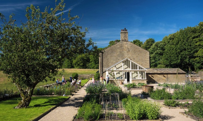 Skipton House | Stunning 4 bedroom home with summer room and access to an award winning wellbeing resort