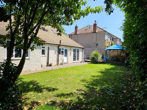 Sutton House | Stunning 4 bed house with huge garden and parking