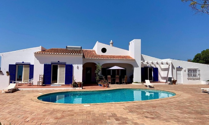 Colinas Verdes Villa | Stunning 4 bedroom 4 bathroom countryside villa near Lagos, pool & large garden