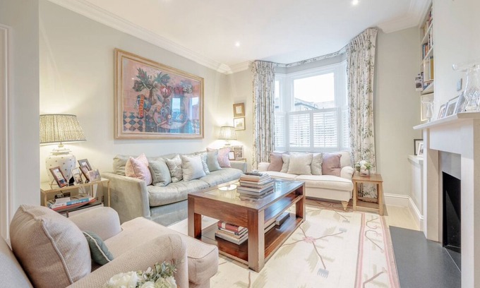 St. Mary's Park House | Family Getaway: 4 Bedroom Home in Battersea, Guest Rated 10/10