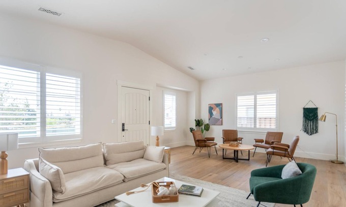 Mission Valley House | Stunning 4BR House in Fremont