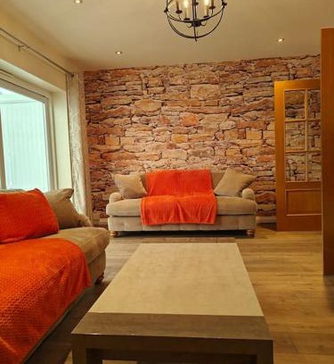 Solihull Apartment | Pet-Friendly 5-Bedroom House in Solihull - Rated 10/10