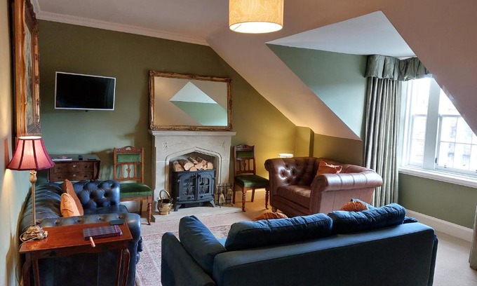 Old Town Apartment | Elegant 4-Bedroom Apartment on the Royal Mile, Rated 9.1