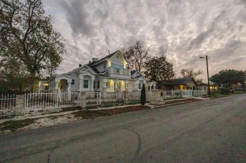 Southside House | Stunning 6BR Victorian Sleeps 25