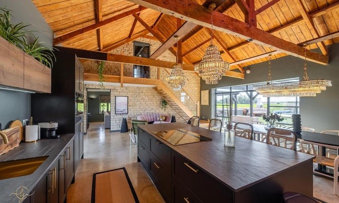 Chatteris House | Stylish 8-Bedroom Barn Conversion with Pool & Pet-Friendly