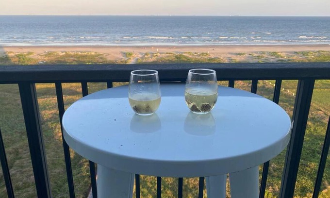 Galveston Apartment | Oceanfront Islander East Studio with Pool and Top Reviews