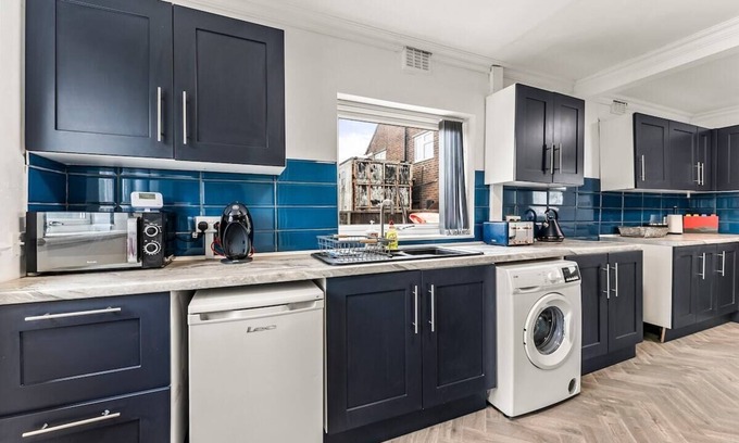 Sutton-in-Ashfield House | Welcoming Retreat in Ashford - Family-Friendly with Kitchen