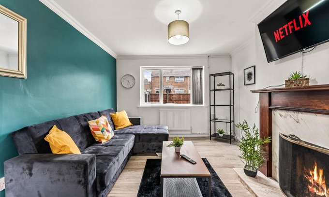 Sutton-in-Ashfield Apartment | Convenient Retreat in Ashford - Family-Friendly and Welcoming