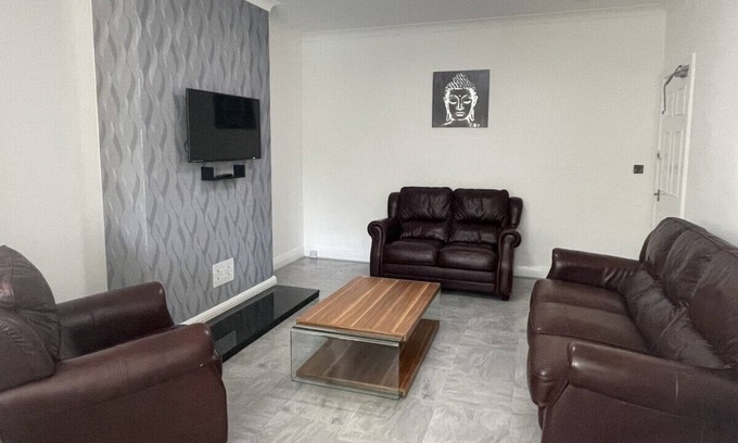 Loughborough House | Tranquil 6-Bedroom House with Pet-Friendly Amenities