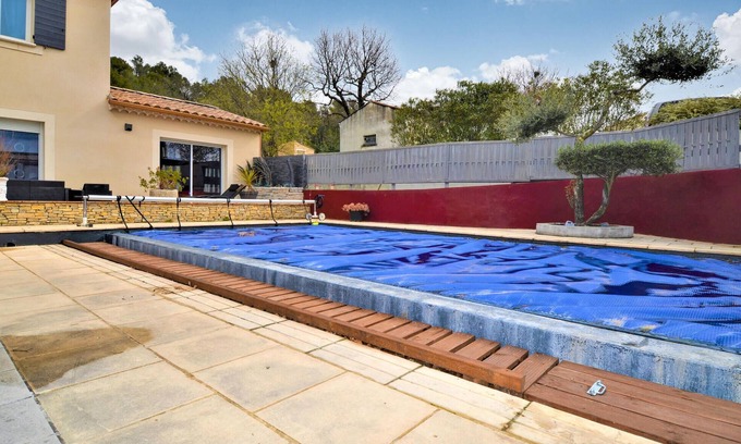 Pont-Saint-Esprit Apartment | Elevate Your Stay: 1 Bedroom Getaway in Pont-St-Esprit