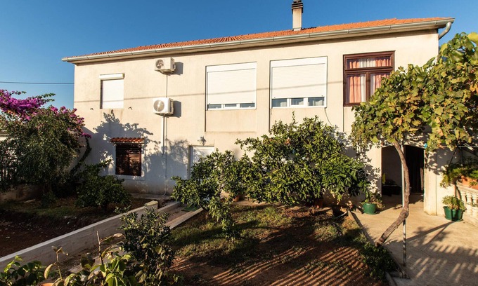 Donje Rastane Apartment | Escape to a Relaxing Oceanfront Apartment by the Sea