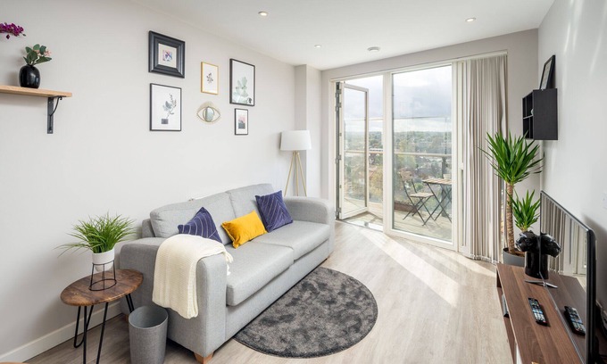 Fairfield Apartment | Cozy Apartment Steps from East Croydon Station with Spa