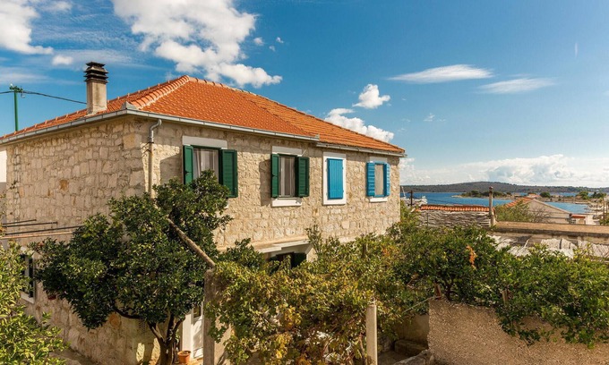 Drvenik Mali Apartment | Embrace Tranquility in an Oceanfront Vacation Apartment