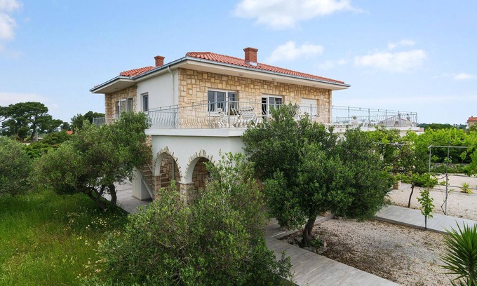 Gornje Selo Apartment | Enjoy a Family Getaway at This Inviting Oceanfront Home