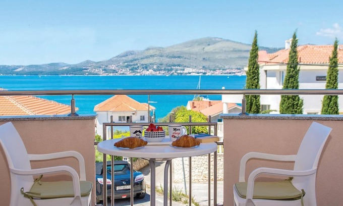 Okrug Gornji Apartment | Cozy Apartment with Ocean Views on the Island Escape