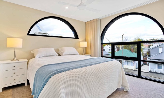 Launceston CBD House | Top-Rated CBD Apartment with Parking & WiFi Included
