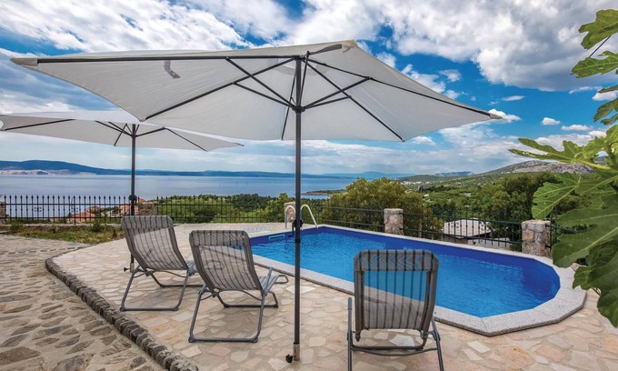 Klenovica Apartment | Inviting 1 Bedroom Retreat with Oceanfront Views in Klenovica