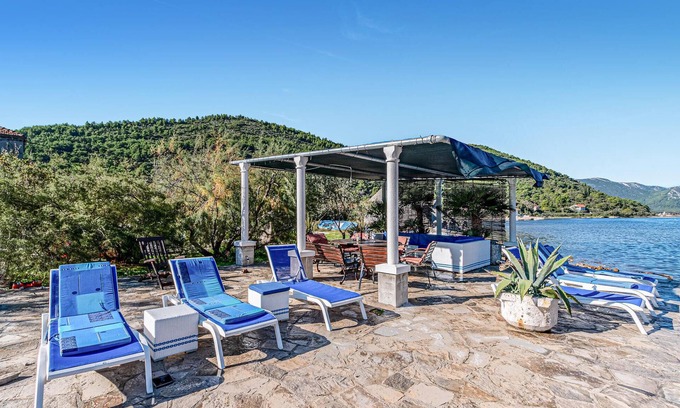Broce Apartment | Ideal Setting for Well-Being with Ocean and Lake Views