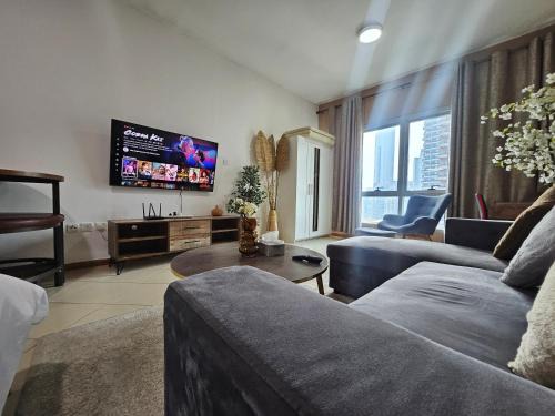 Dubai Marina Apartment | Guest Rated 10/10: Apartment with Sea and Canal Views