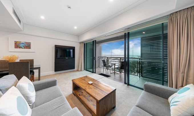 Auckland Central Business District Apartment | Beautiful Auckland Harbour Views with Family-Friendly Amenities