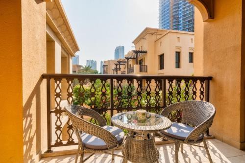 Downtown Dubai Apartment | Stunning & Authentic Apt with Balcony Downtown