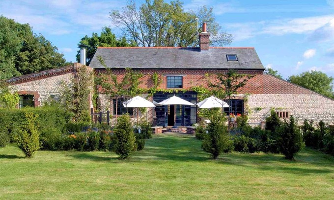 Petersfield House | Idyllic Barn Conversion with Pool in South Downs