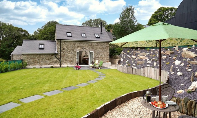 Eglwyswrw House | Idyllic Barn Retreat with Mountain Views and Spa Amenities