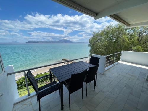 Nerantza Apartment | Beachfront Apartment Strátos with Ocean View & Family Amenities