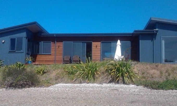 Mapua House | Cozy Bed and Breakfast by the Water with Spa & Pool