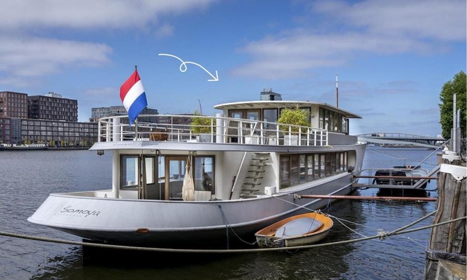 Eastern Docklands Boat Rental | Scenic Boat Retreat with Breathtaking Views - Rated 9.5/10