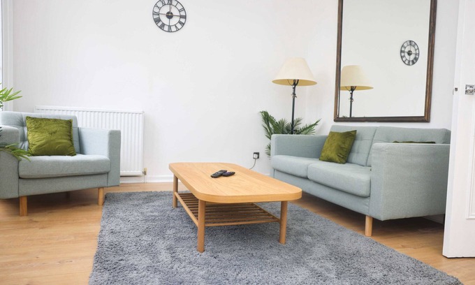 Green Street East Apartment | Modern 2-Bedroom Property in Central London - Family-Friendly