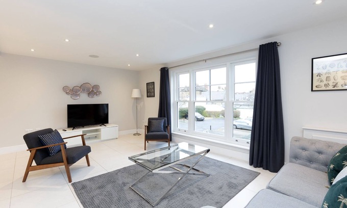 Windsor House | Exceptional Windsor Town House with Family-Friendly Amenities