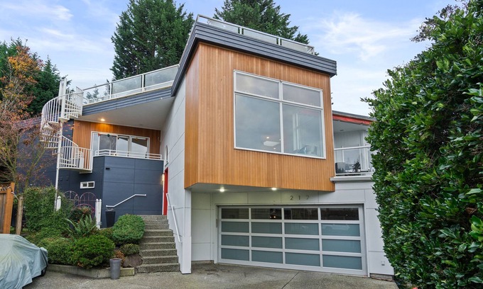 Kirkland House | Modern Home with Easy Lake Access and Breakfast Included