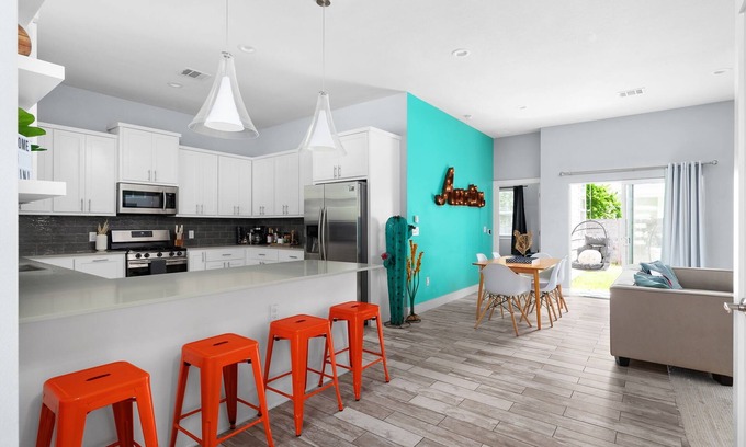 St. John - Coronado Hills House | Cozy 3 Bed Home with Spa & Breakfast in Central Location