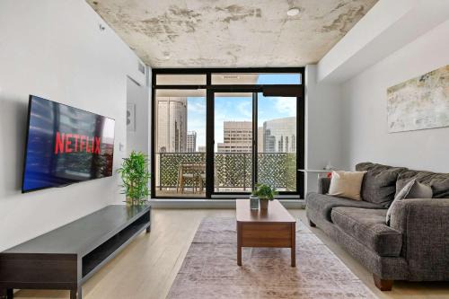 Connaught Apartment | Stunning City Views Earthy Vibes WFH