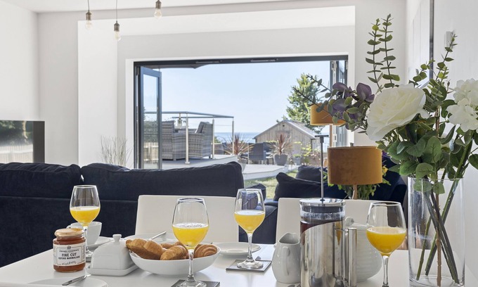 Torquay Apartment | Coastal Apartment in South Devon with Ocean Views & Garden