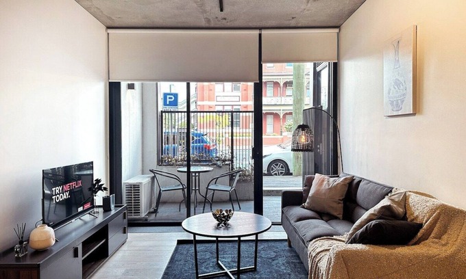 Melbourne Apartment | Discover North Melbourne: Family-Friendly & Breakfast Included