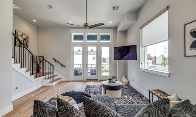 Spring Shadows House | Cozy 3-Story Home in Houston with Family-Friendly Amenities