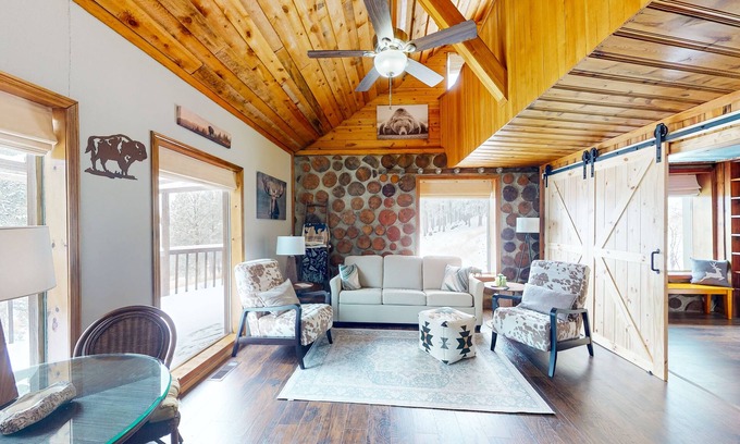 Custer Cabin | Inviting Mountain-Top Cabin with Deck & Spa Amenities