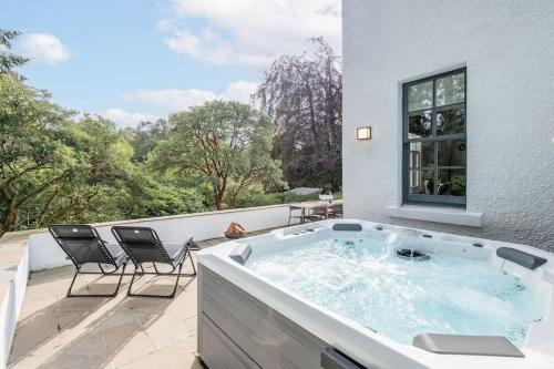 Killin House | Delightful Dalchenna with Hot Tub & Expansive Garden Retreat