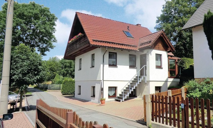 Rempesgrun House | Tranquil Retreat in Auerbach with Pool and Spa Amenities
